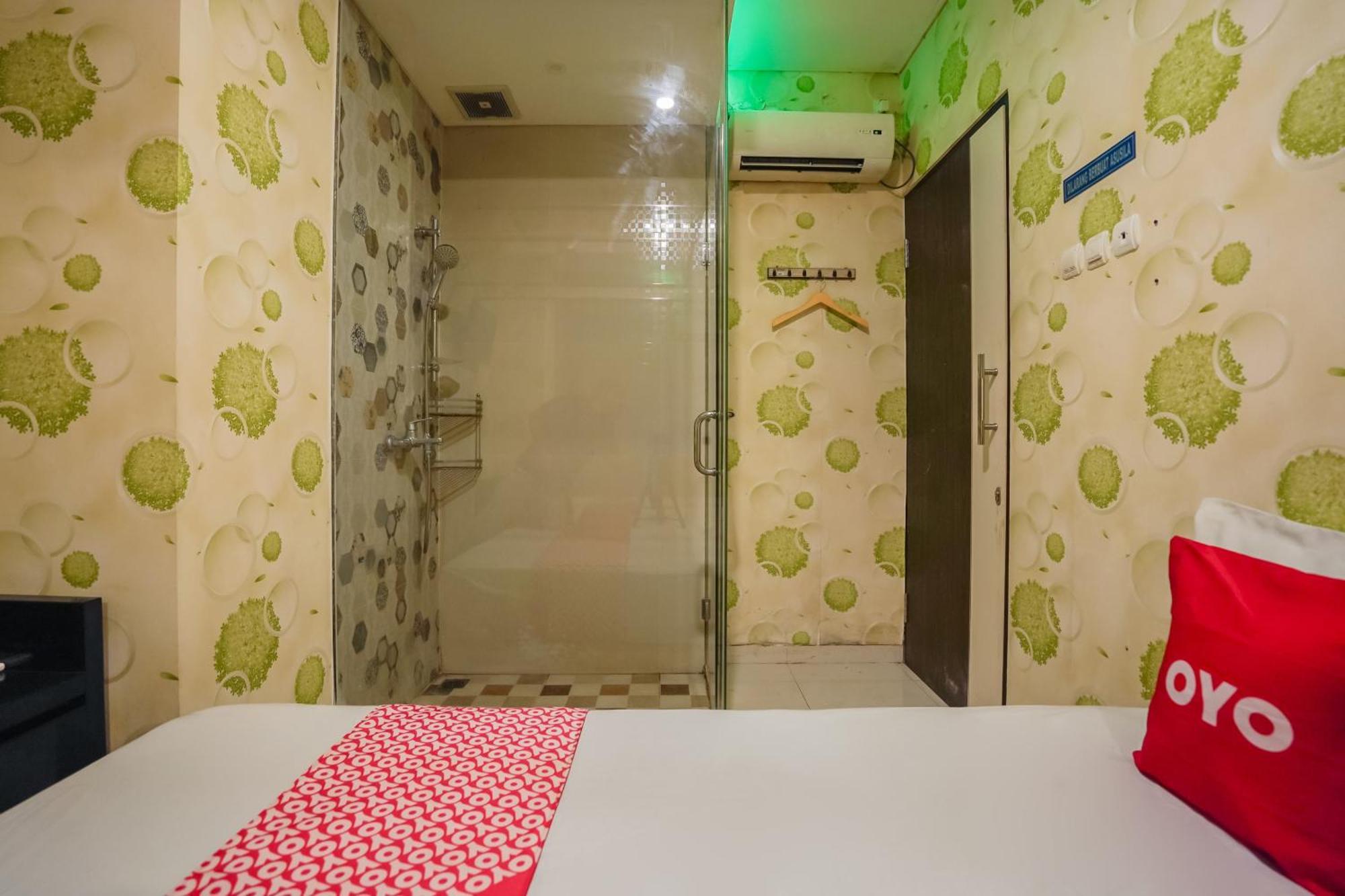 Super Oyo Capital O 92633 Spring Hotel Gubeng Sorabaya Extérieur photo